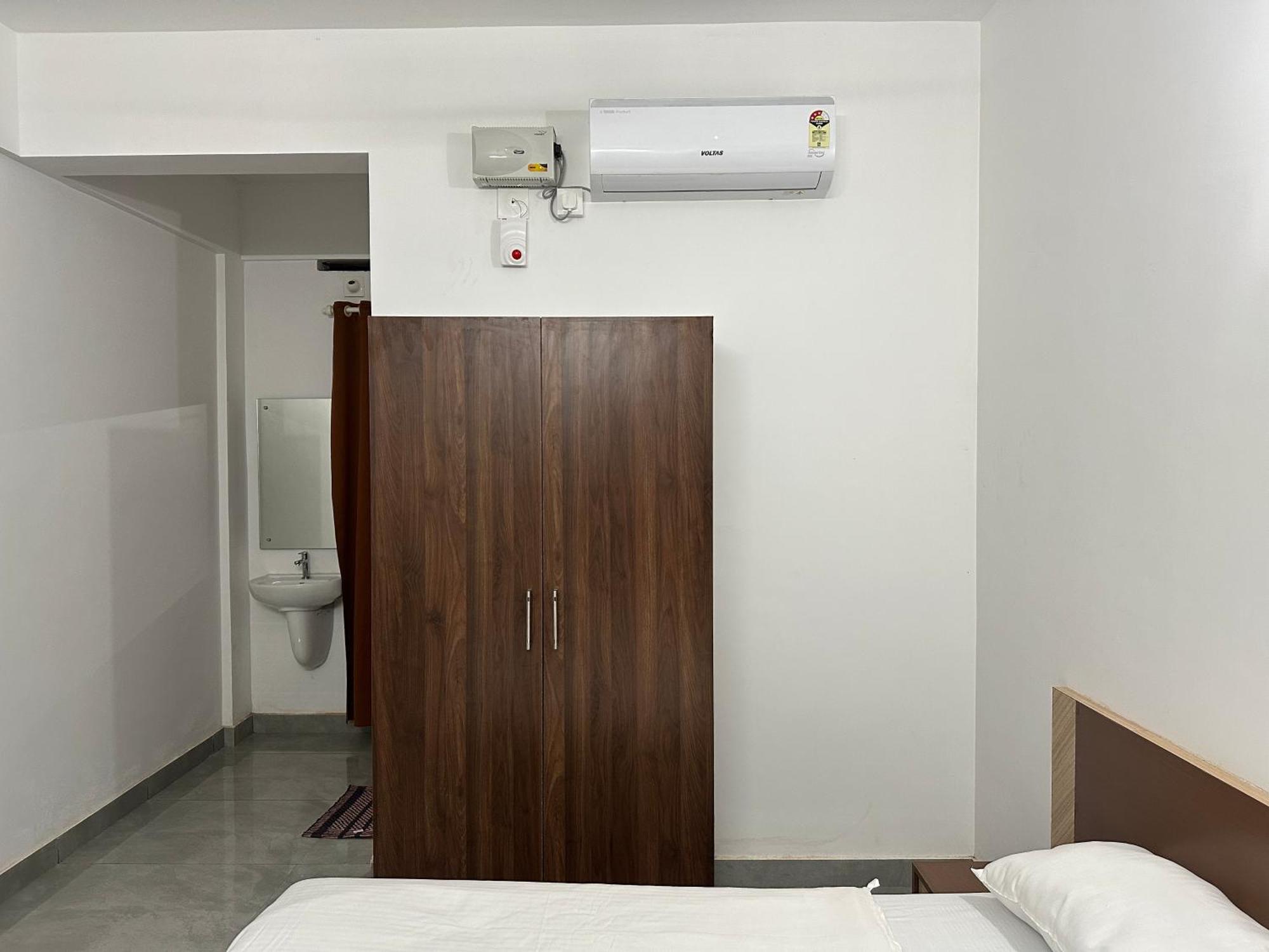 Отель Jayalakshmi Residency Vaduvanchal Экстерьер фото